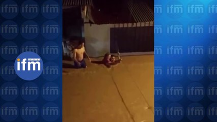 Padre de familia se arriesga para salvar a sus hijos en medio de las inundaciones en Puerto Triunfo