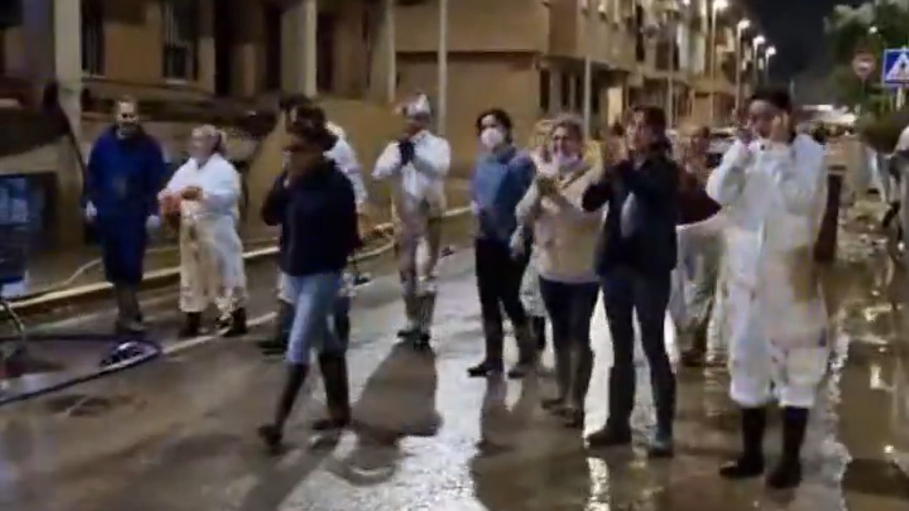 El emotivo adiós entre aplausos y lágrimas de los bomberos de León de la zona cero de la Dana