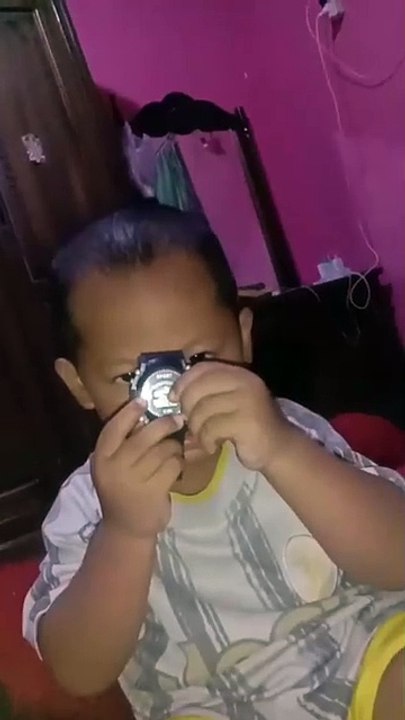 Elfathan asyik bermain