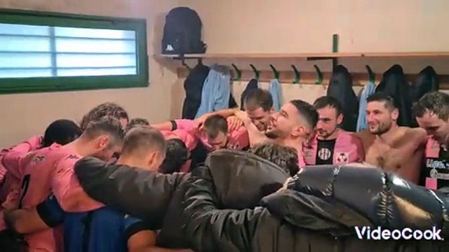 La joie dans le vestiaire du FCCM apres la victoire contre Reze