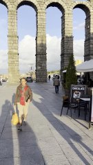 Un coche cruza bajo los arcos del Acueducto y está a punto de estorbar el paso de una ambulancia