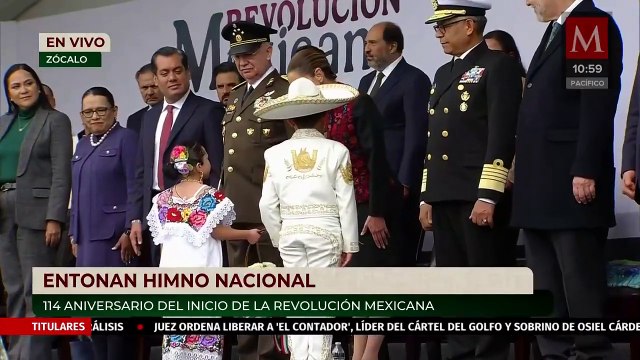 Niños entregan arreglo floral a Claudia Sheinbaum en su primer desfile de la Revolución Mexicana