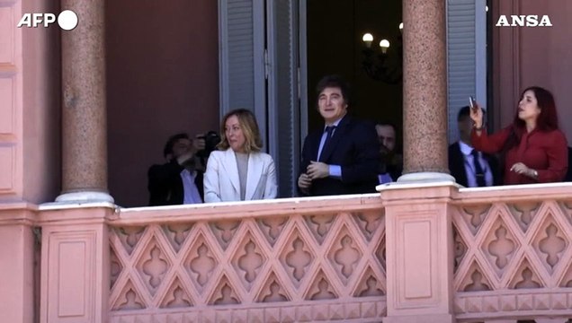 Argentina, Milei e Meloni salutano la folla dal balcone del palazzo presidenziale