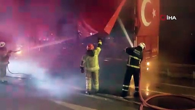 Bursa’da domates yüklü kamyon alevlere teslim oldu