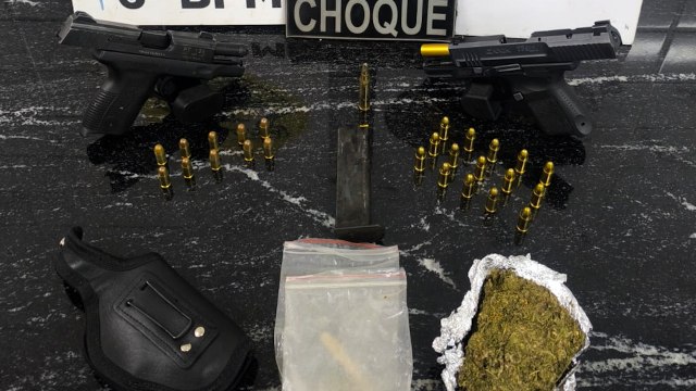 Denúncia anônima leva à detenção de dupla e apreensão de armas e drogas