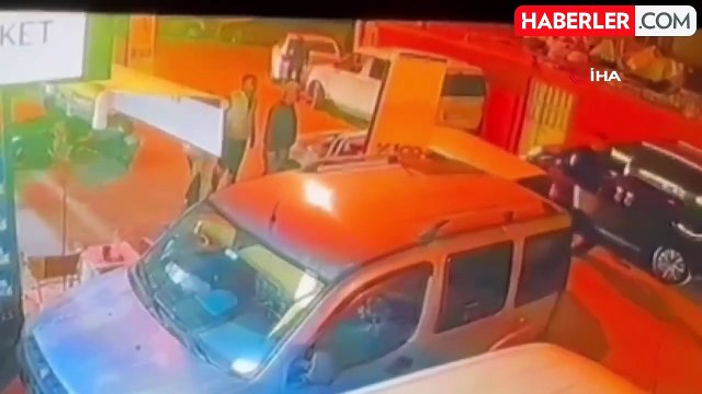 İzmir'de 3 polis memurunun yaralandığı saldırının görüntülerine ulaşıldı