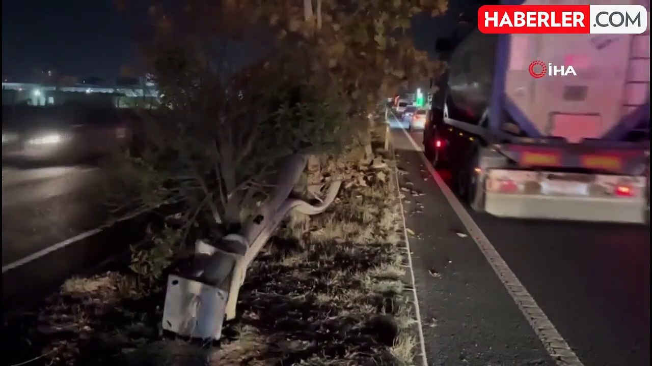 Şiddetli Rüzgar Devrilen Aydınlatma Direği Moto...