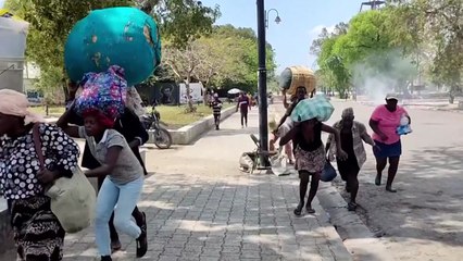 무장 갱단, 수도 장악 공세...아이티에서 일주일 새 150명 사망 / YTN