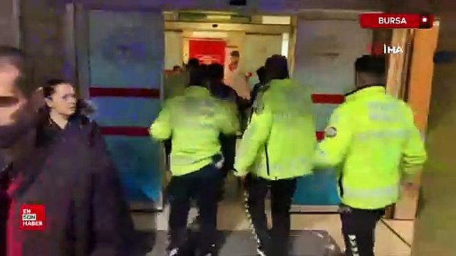 Bursa'da 17 yaşındaki sürücü, kamyonetle trafik polisine çarpıp 20 metre sürükledi