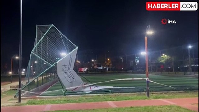 Bursa'da Şiddetli Lodos Halı Sahayı Yıktı