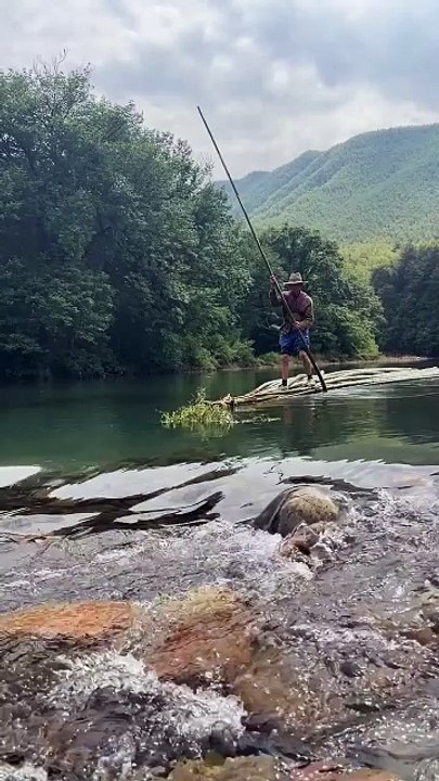 Transporting bamboo by waterway through Xiaolong is the cheapest and most labor-saving way I have ever seen.