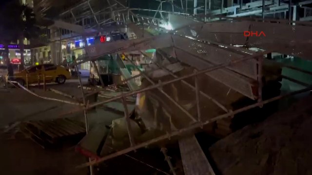 Bursa'da lodos etkili oldu; ağaçlar, tabelalar ve inşaat iskelesi devrildi