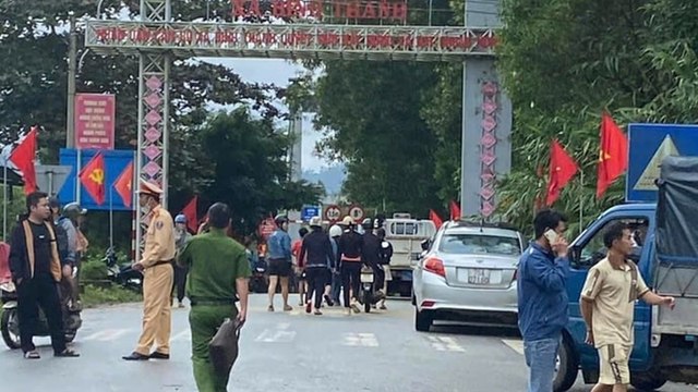 Xe chở rác đâm gãy lan can, lao thẳng xuống sông Hương khiến 2 người mất tích | VTC Now