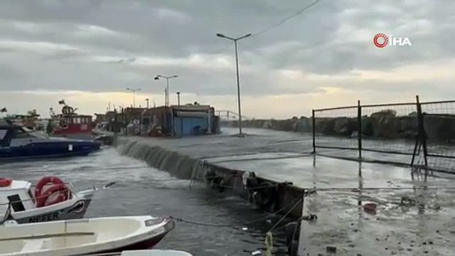 Şiddetli lodos İstanbul’da denizi taşırdı! Tekneler zarar gördü!