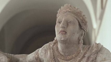 100억 원대 장물 옆 셀카 올린 '초보 도굴범'...이탈리아 경찰 적발 / YTN