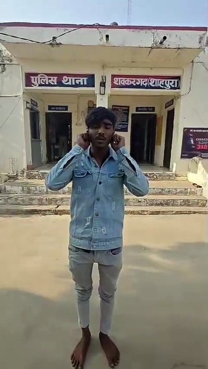 पुलिस चौकी में धारदार हथियार लहराते हुए रील बनाने वाला युवक पहुंचा सलाखों के पीछे