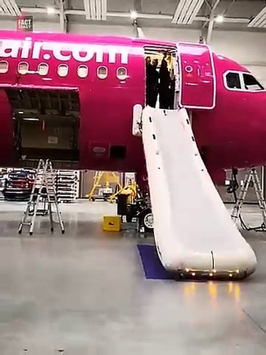 How Airplane_s Evacuation Slide Works _😲😲_ _shorts(360P) - video ...