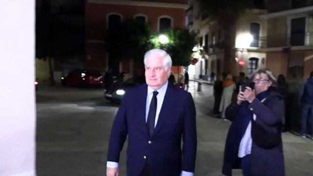 El frío, intenso y breve saludo del duque de Alba a su hermano Cayetano Martínez de Irujo delante de las cámaras