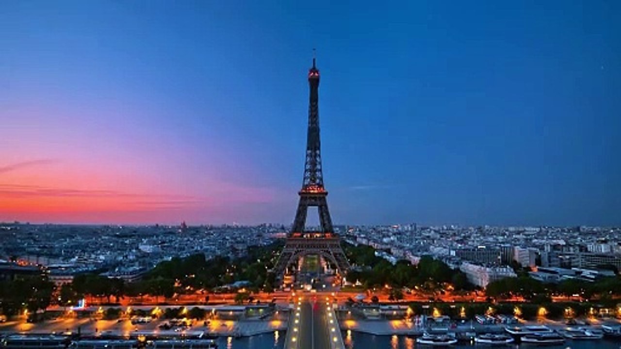 "Magical Night View of the Eiffel Tower: A Parisian Dream 🌃✨"