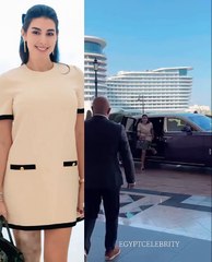 فستان ياسمين صبري القصير يظهر حرق رجلها