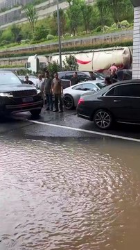 Il veut traverser un tunnel inondé avec son gros SUV... raté