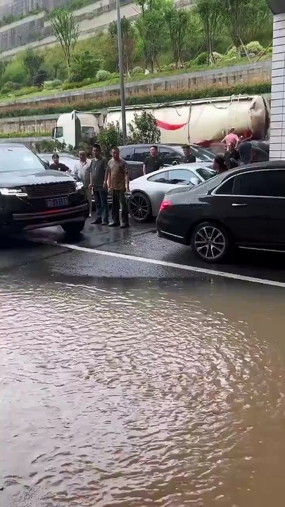 Il veut traverser un tunnel inondé avec son gros SUV... raté