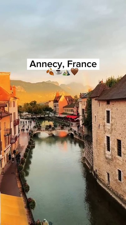 La France en automne  >> 🤎  🎁 Tous nos bons plans à retrouver en bio ! ❤️‍🔥  👉🏻 Abonne-toi au Petit Mauda pour plus d'inspiration ! 🌳  ©️ Crédit : @emilystubbings  #petitmauda #guide #pepite #anepasmanquer #europetravel #france #annecy #Annecy #LacA