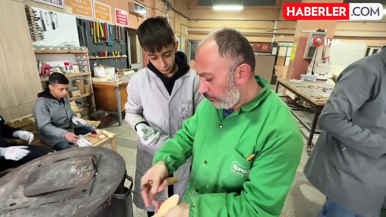 Meslek Liseliler Unutulmaya Yüz Tutan Kaşık Oymacılığı Öğreniyor