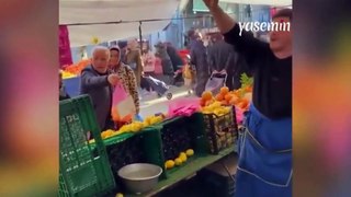 Vatandaşı kandıran esnaf o anları bir de paylaştı! Limonu önce suya batırdı...