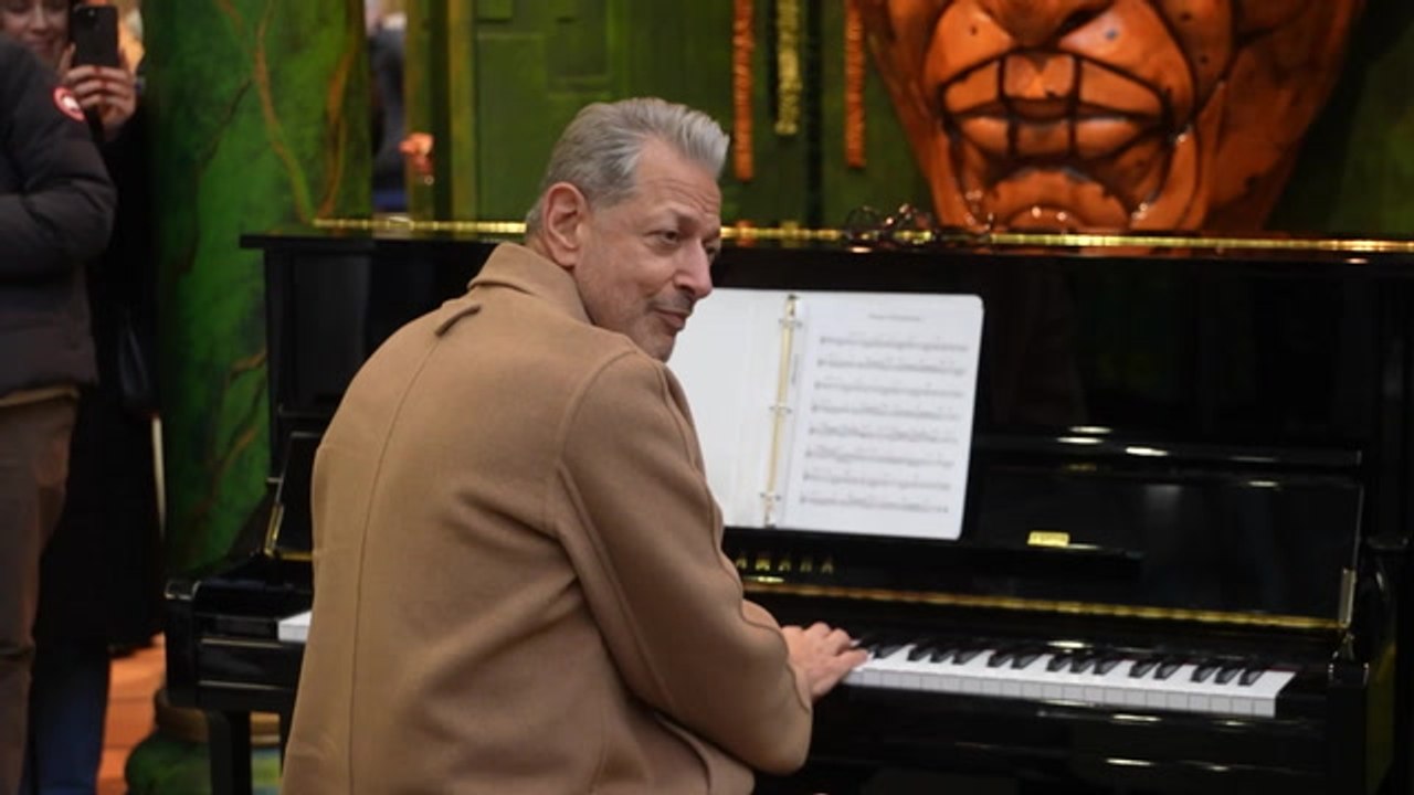 Jeff Goldblum serenades Londoners with piano performance at St Pancras International