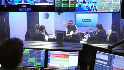 Cyril Hanouna porte des lunettes de soleil dans On marche sur la tete
