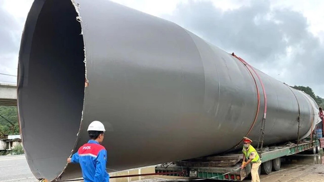 Xử phạt 2 xe chở hàng siêu trường không phép định vượt đèo Hải Vân