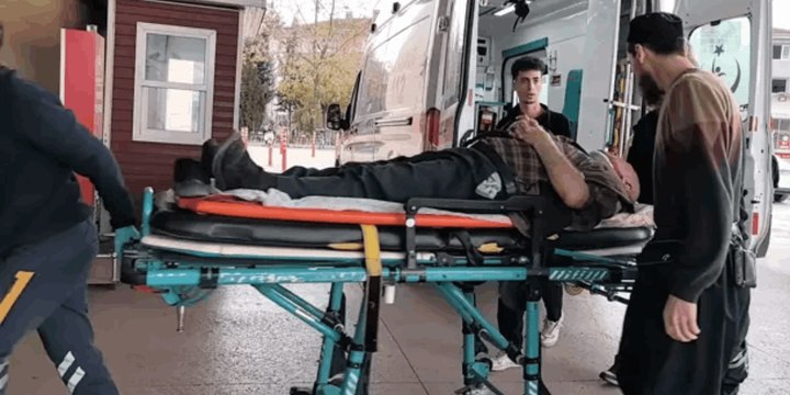 Bursa'da lodos etkili oldu; 2 işçi, tadilat için çıktıkları çatıdan düştü