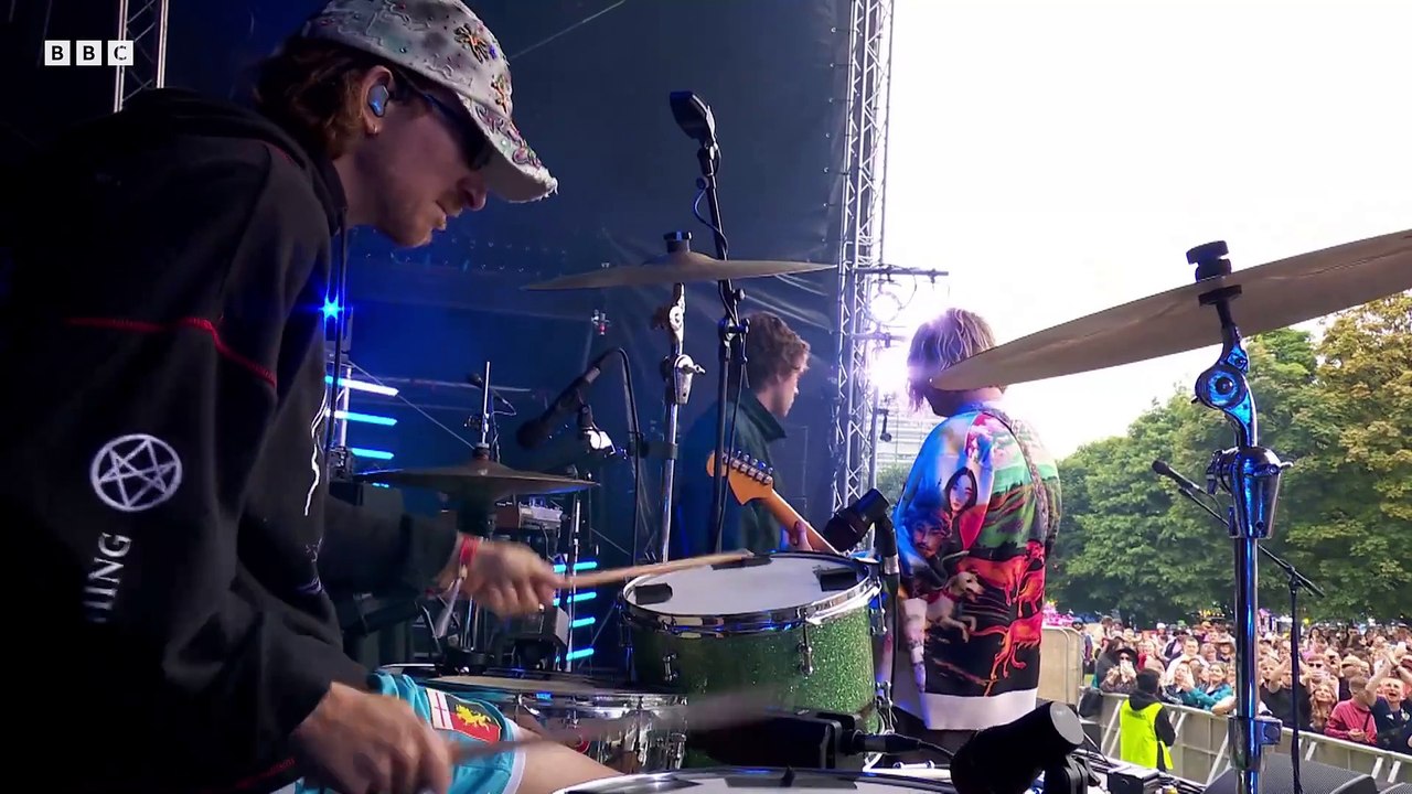 Royel Otis chante "Oysters In My Pocket" en live