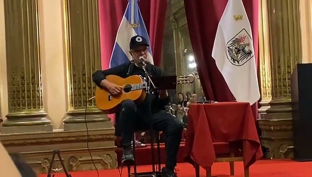 León Gieco interpreta Canción para luchar en el acto por el Día del Músico Solidario, instaurado en su honor.