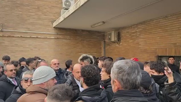 Fuori fascisti da Università , cori contro delegazione Fratelli d'Italia alla Sapienza - Video