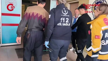 İnşaattan düşen metal parça, otomobile ok gibi saplandı