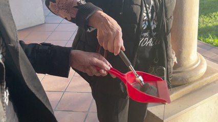 Una vecina de Gijón muestra, con un imán, como el polvo que recoge en su casa contiene partículas metálicas