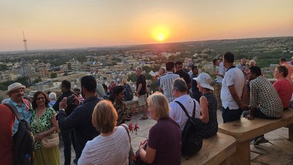 Watch Video: सन सेट पॉइंट पर सैलानी