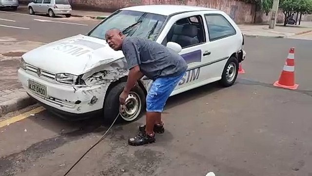 Carros se envolvem em colisão na Avenida Carlos Gomes com a Rua Santa Catarina