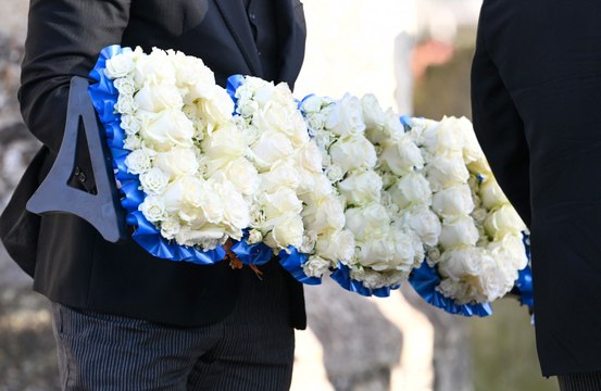 Il figlio di Liam Payne e il commovente omaggio floreale al funerale del papà