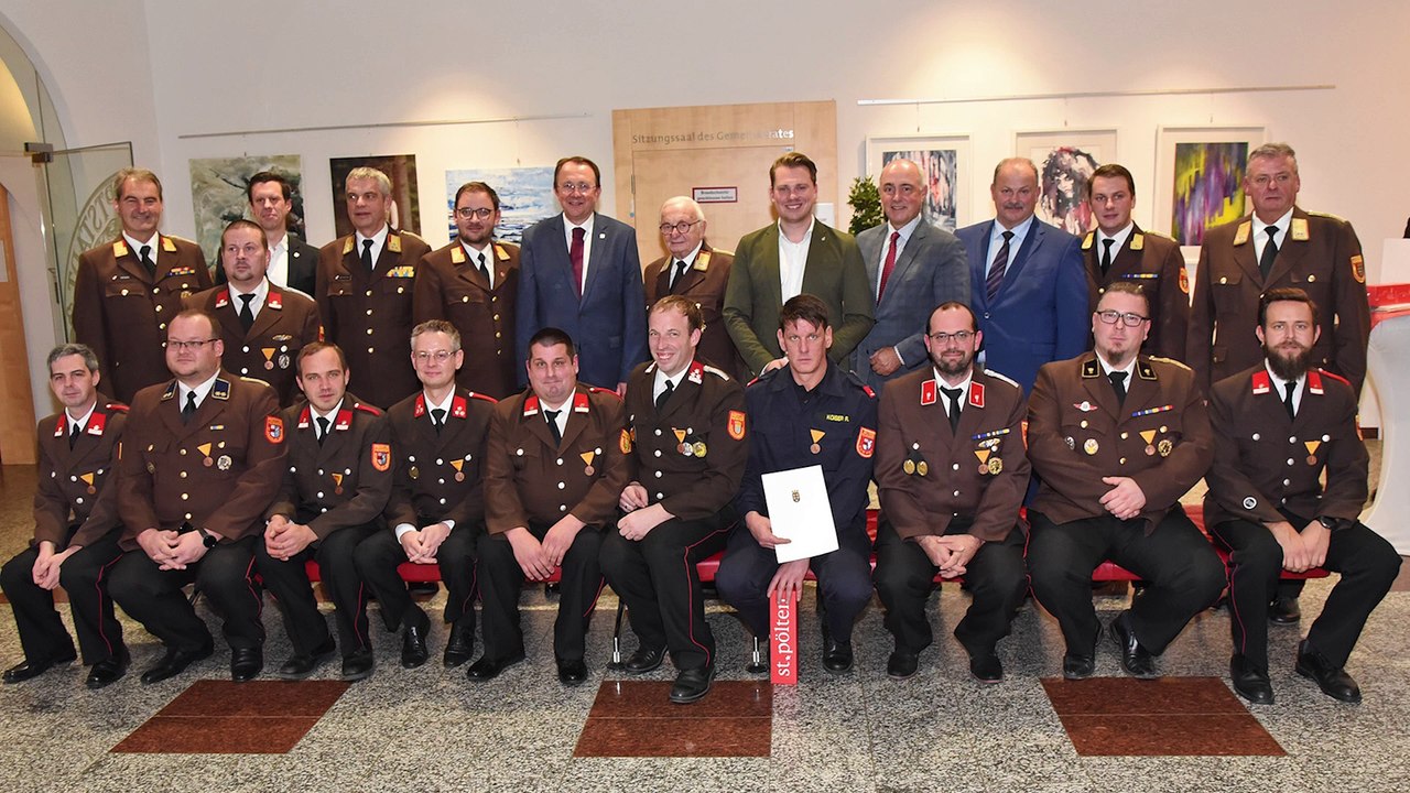 St. Pölten - Ehrung und Gedenken an Feuerwehrmitglieder