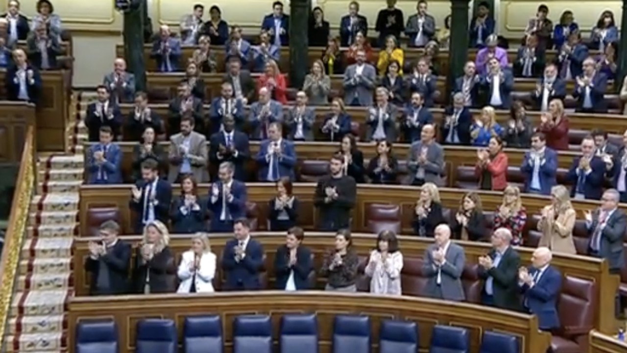 El PSOE en pie aplaudiendo a Santos Cerdán tras revelar Aldama que le pagó 15.000€ en comisiones