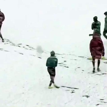 Neige à Paris : les joueurs du PSG transforment leur entraînement en bataille de boules de neige !