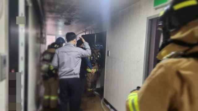 부산 주상복합 14층에서 화재...50대 입주민 숨져 / YTN