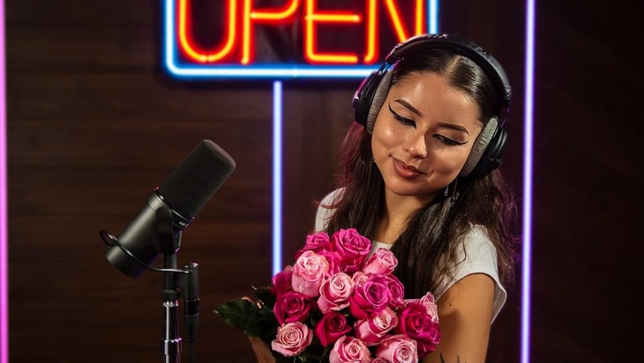 Lexa Gates "I Just Can't Be Alone" Live Performance | Genius Open Mic