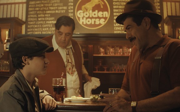 Pierfrancesco Favino in Napoli-New York (nei cinema): la clip Da uomo a uomo