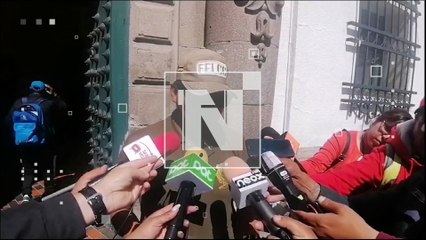 Un hombre apuñaló a su compañero en la mina y al fugarse hizo explotar un vehículo