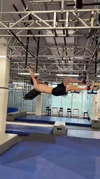 Athlete effortlessly flies through a Ninja training course!
