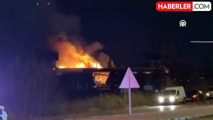 Afyonkarahisar'da bir restoranda çıkan yangına müdahale ediliyor